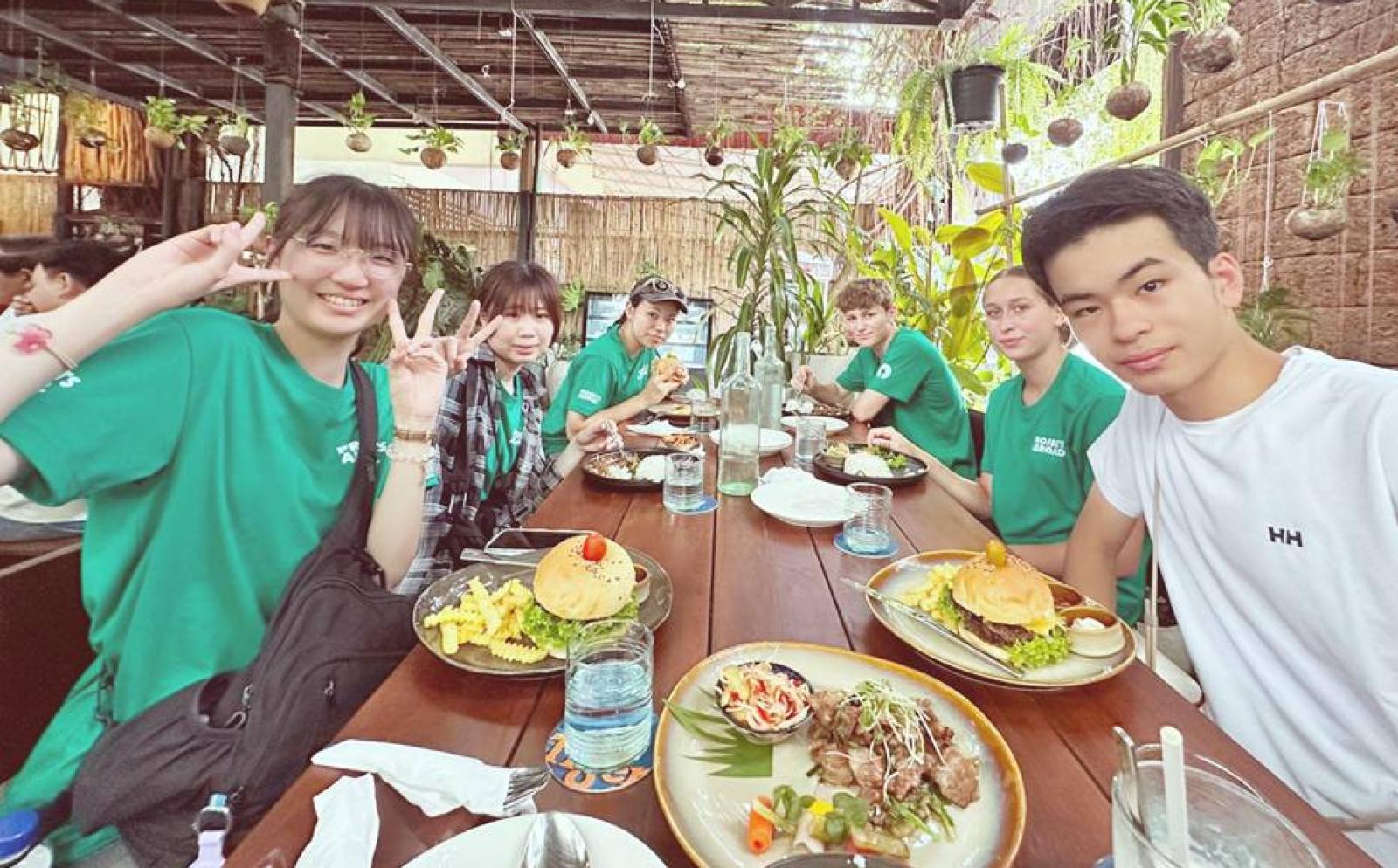 カンボジアで食事を楽しむボランティアたち カンボジアで食事を楽しむボランティアたち